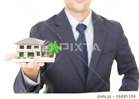 住宅模型を持つ男性 住宅模型を持つ男性 36895109