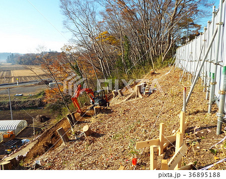 急傾斜地の法面整形を進めています 36895188