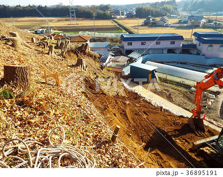 急傾斜地の法面整形を進めています 36895191