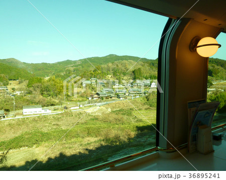 近鉄 観光特急 しまかぜ カフェ車両 車窓からの風景は明るくてうきうき行楽気分です♪ 近鉄 観光特急 しまかぜ カフェ車両 車窓からの風景は明るくてうきうき行楽気分です♪ 36895241