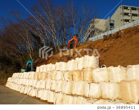 法面整形で発生した土砂を大型土のうに入れます 36895411