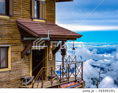 雲海に浮かぶ山小屋 36896381