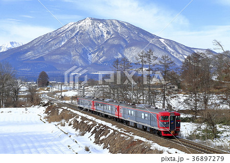 冬の北しなの線と黒姫山 36897279