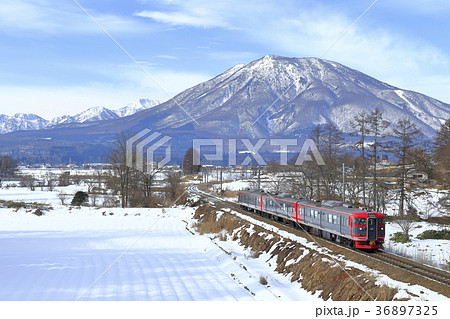 冬の北しなの線と黒姫山 36897325