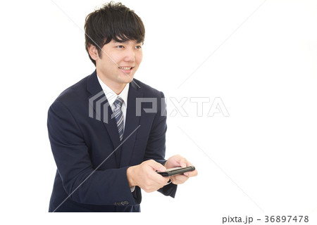名刺交換をするビジネスマン 36897478