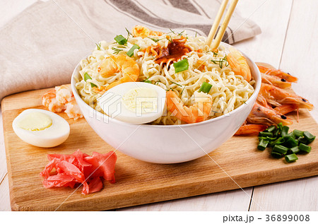 Chinese noodles with shrimp 36899008