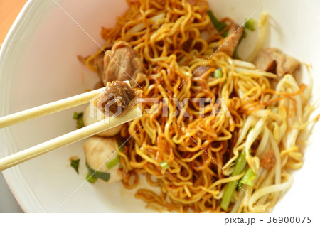 braised pork picking in white plastic chopstick 36900075