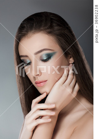 beautiful woman with green evening make-up 36902238