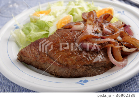 Beef steak with onion and salad 36902339