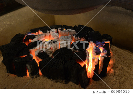 燃える黒炭、炭火の温かい光 36904019