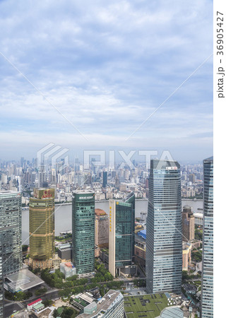 浦東の高層ビル群越しに外灘方面を望む 浦東の高層ビル群越しに外灘方面を望む 36905427
