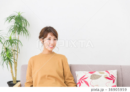 リラックスする女性 36905959