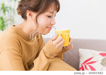 部屋で飲み物を飲む女性 部屋で飲み物を飲む女性 36905982
