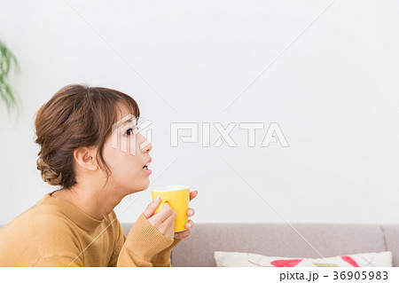 部屋で飲み物を飲む女性 部屋で飲み物を飲む女性 36905983