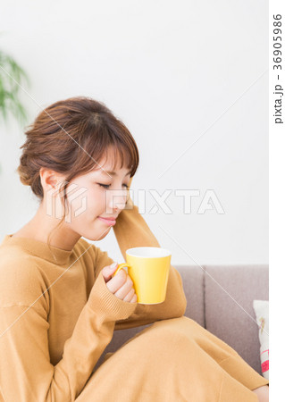 部屋で飲み物を飲む女性 部屋で飲み物を飲む女性 36905986
