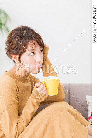 部屋で飲み物を飲む女性 部屋で飲み物を飲む女性 36905987