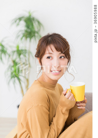 部屋で飲み物を飲む女性 部屋で飲み物を飲む女性 36905988