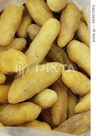 Beeswax at molding by hand is cubes. Beeswax at molding by hand is cubes. 36907065