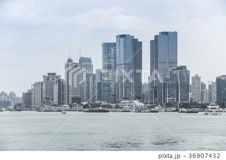 黄浦江越しに浦東の高層ビル群を見る風景 黄浦江越しに浦東の高層ビル群を見る風景 36907432