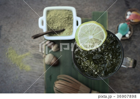 Iced green tea with lemon and matcha tea powder 36907898