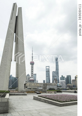 上海人民英雄記念塔越しに対岸のシンボルタワーと超高層ビルを見る 36908411