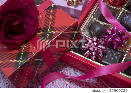 バレンタイン　贈り物イメージチョコ 36909220