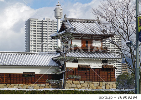 雪化粧の広島城の櫓 36909294