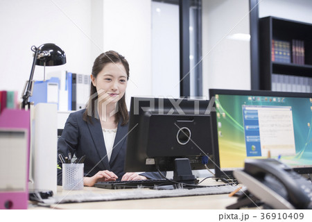 会社のパソコンで仕事をする若い女性社員 36910409