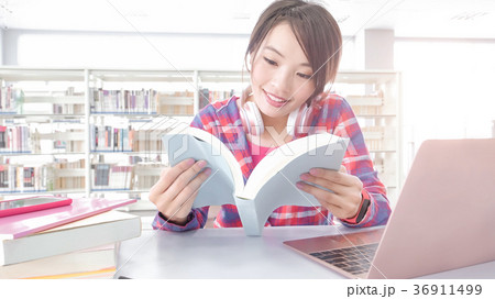woman student in the library 36911499