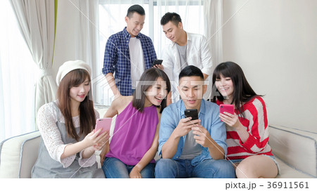 young people use phone 36911561