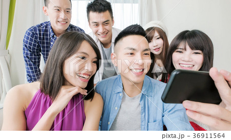 young people use phone 36911564