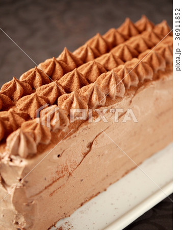 チョコレートスポンジケーキ ホール 黒背景 チョコレートスポンジケーキ ホール 黒背景 36911852