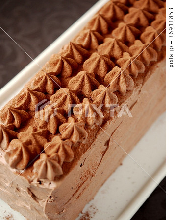 チョコレートスポンジケーキ　ホール　黒背景　（ハイアングル） 36911853