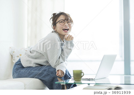 若い女性 パソコン 36911939