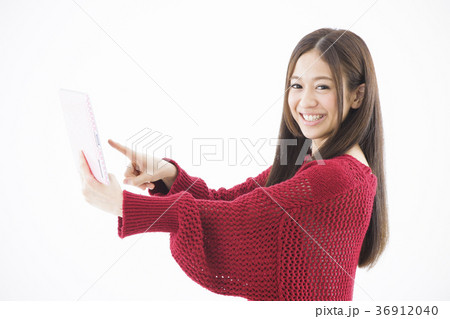 女性　若い女性　笑顔　ライフスタイル 36912040