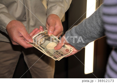 現金を渡す 36912173