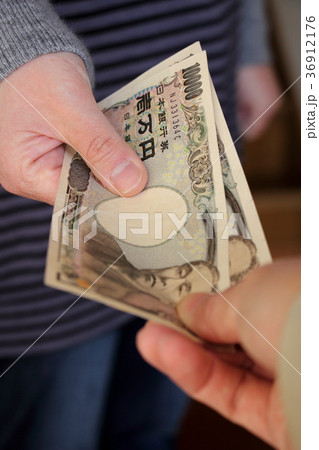 現金を渡す 36912176