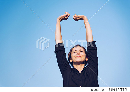 青空の下でリラックスをする女性 36912556