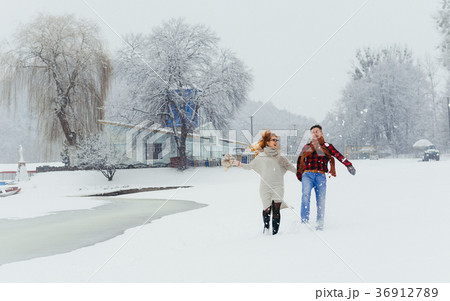 Full-length view of the cheerful laughing couple 36912789