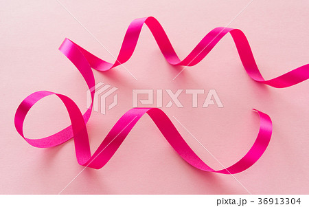 リボン ピンク色 桃色 カール ホットピンク ショッキングピンクの写真素材