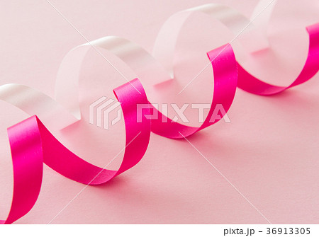 リボン ピンク色 桃色 カール ホットピンク ショッキングピンクの写真素材