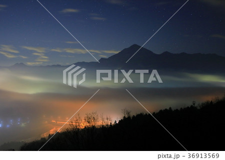 武甲山と秩父盆地の雲海 36913569