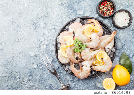 Raw shrimps with lemon 36914293