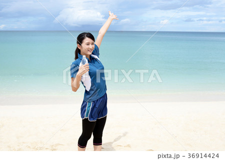 水分補給をする女性 水分補給をする女性 36914424