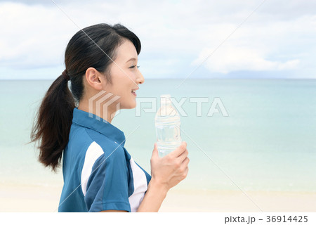 水分補給をする女性 36914425