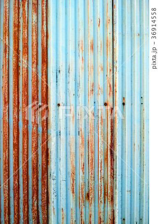 古い鉄板フェンス 縦位置の写真素材