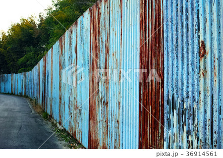 古い鉄板フェンスの写真素材