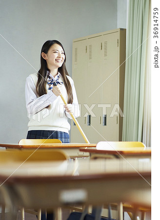 教室を掃除する学生 教室を掃除する学生 36914759