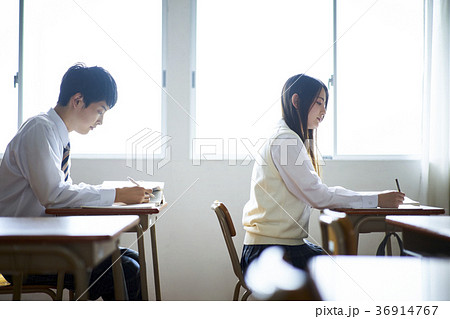 教室で勉強をする学生の写真素材