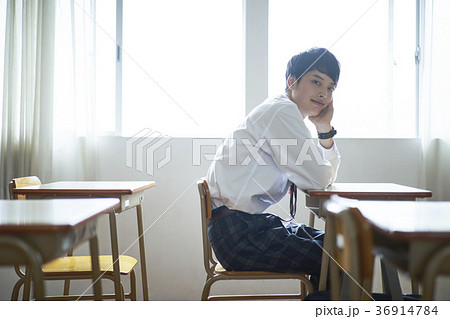 教室にいる学生 教室にいる学生 36914784